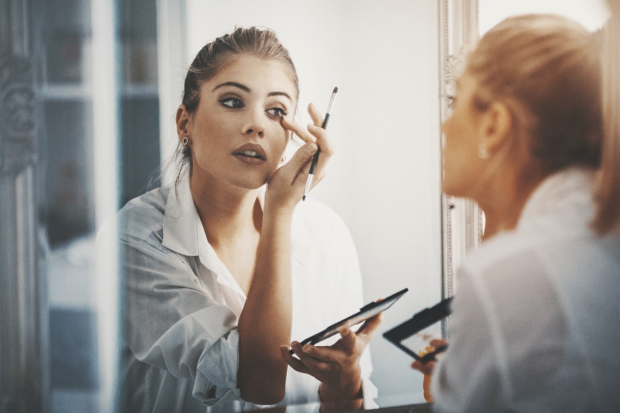 Makeup artist bullied apprentice