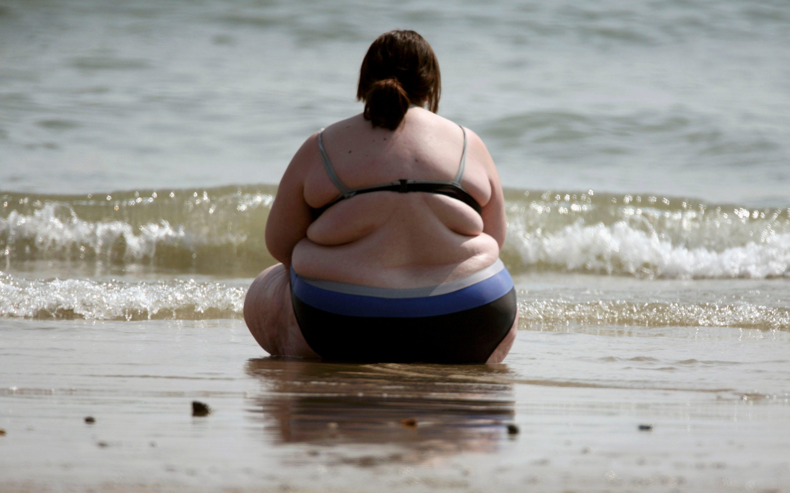 Толстые женщины совсем голые решили тряхнуть жирком