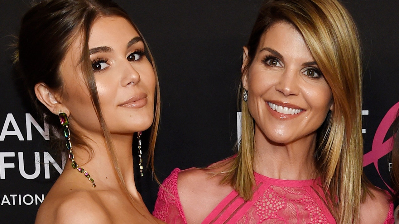 Lori Loughlin S Daughter Olivia Jade Posts First YouTube Video Since