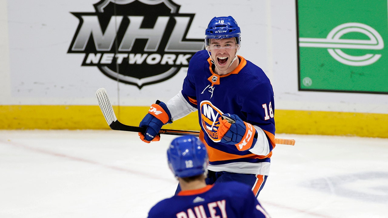 Islanders score 5 in 3rd, beat first-place Bruins 7-2 1 Islanders score 5 in 3rd, beat first-place Bruins 7-2