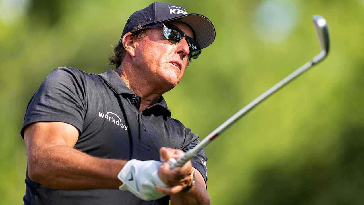 Blast from past as Mickelson opens with 64 at Quail Hollow 1 Blast from past as Mickelson opens with 64 at Quail Hollow