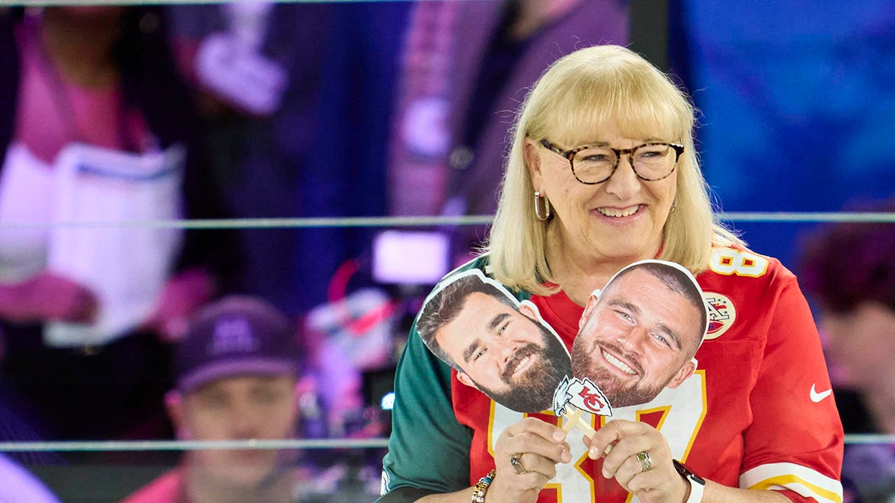 Travis And Jason Kelce S Mom Donna Debuts Impressive Super Bowl Outfit