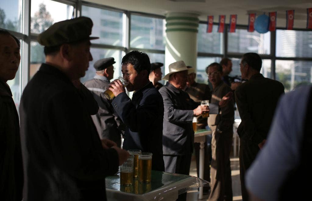 Bagi para pekerja Pyongyang yang kelelahan, bir tersedia di bar-bar stand-up