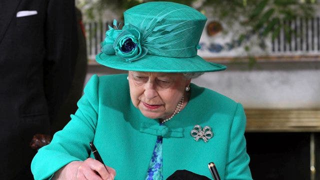 Ratu Elizabeth mendarat di Irlandia sebagai bom yang ditemukan di bus sebelum kunjungannya