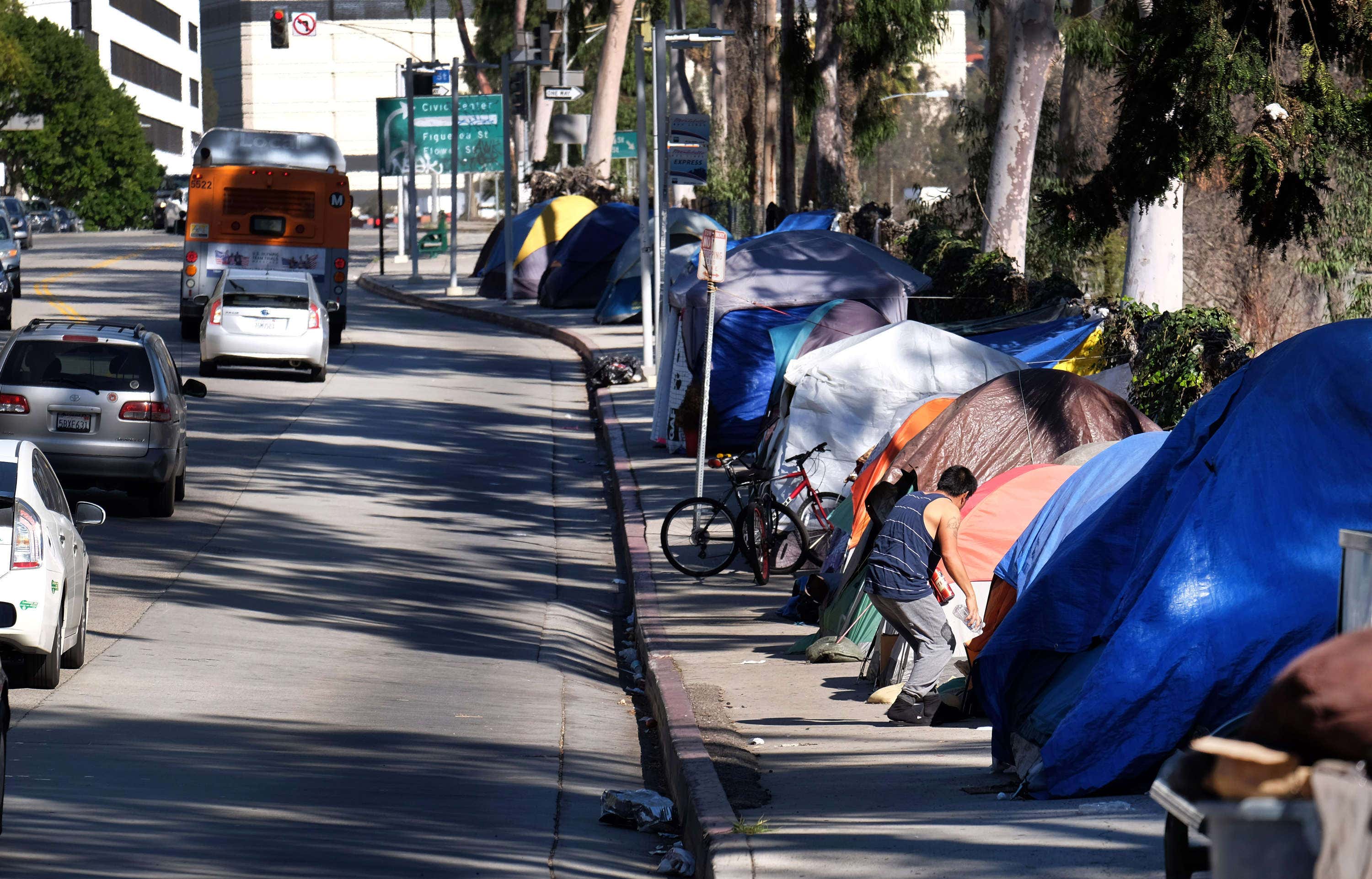 Street sleeping. Лос Анджелес бомжи палатки. ЛОСАНДЖЕЛЕС ьомжи палатки. Бомжи в палатках в США Лос Анджелес.
