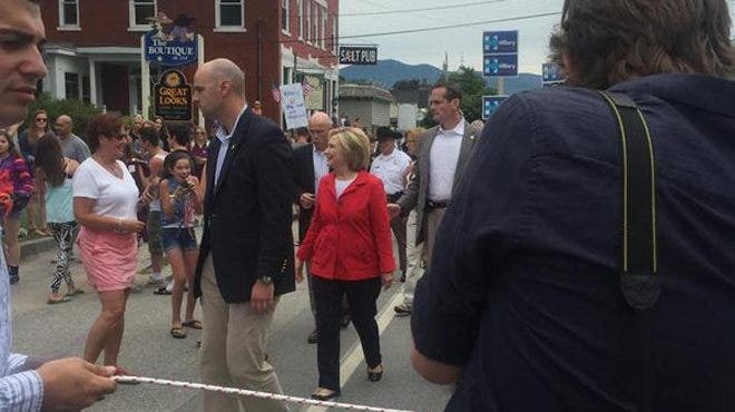 Kampanye Clinton mengantri wartawan di parade New Hampshire