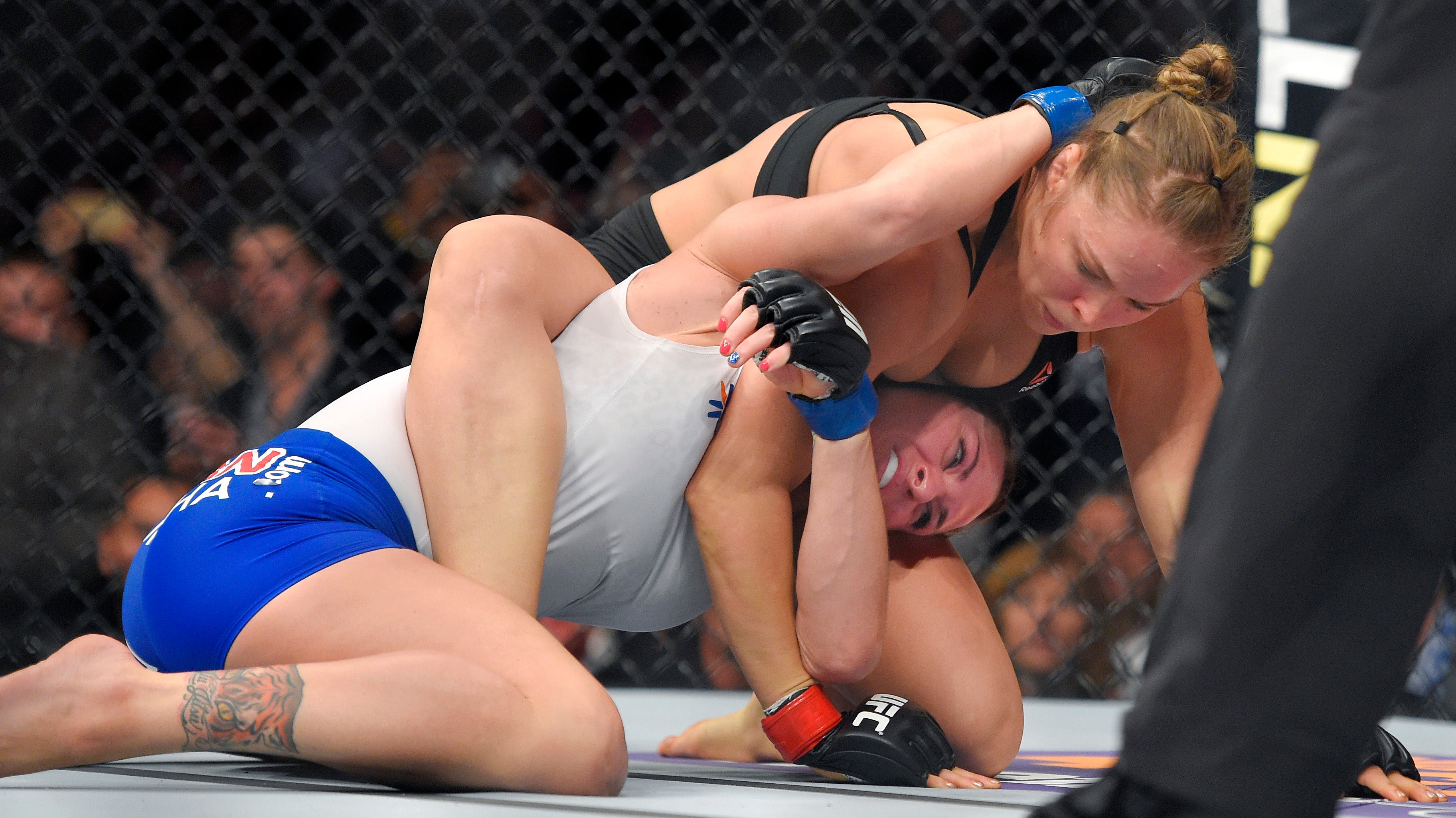 In 14 Seconds Ronda Rousey Defeated Cat Zingano In Ufc 184 To Remain