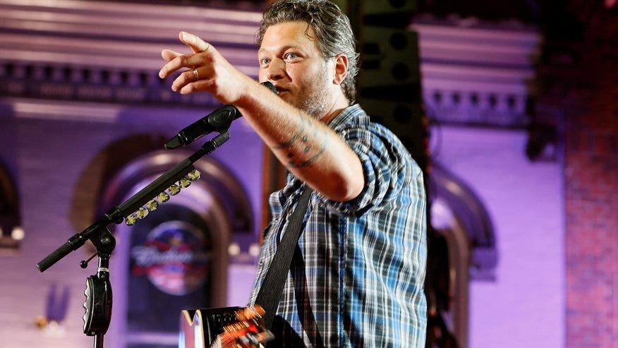 Blake Shelton mengalahkan tabloid di acara Nashville