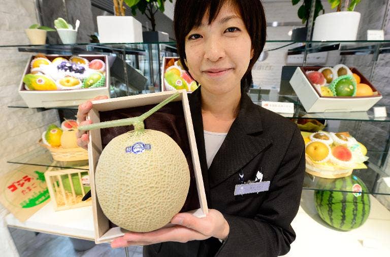 Ahli buah mewah Jepang menanam uang dari pohon