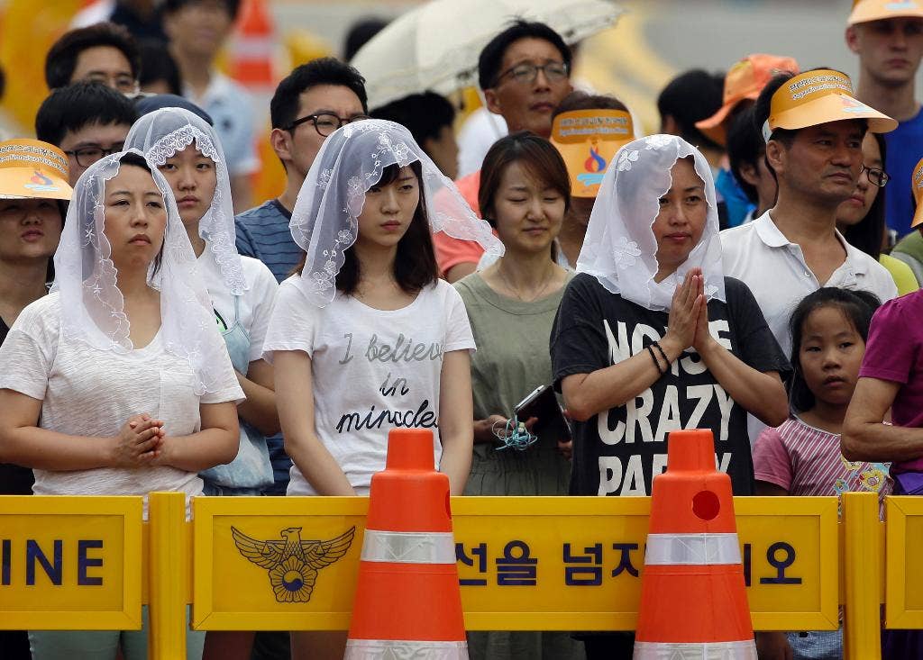 Warga Korea Selatan mengungkapkan rasa bangga dan terkejut saat mereka menyampaikan pesan pada Misa Paus