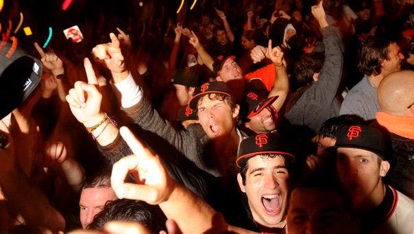 Penggemar raksasa merayakan kemenangan Seri Dunia pertama San Francisco