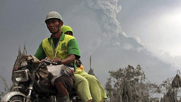 Warga mengungsi dari gunung berapi yang meletus di Indonesia