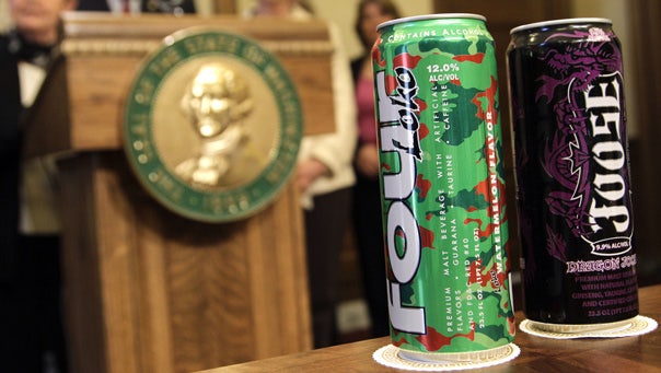 Empat loco menjatuhkan kafein minuman beralkohol