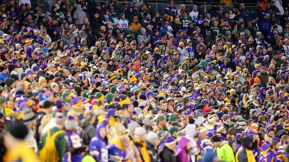 Minnesota Vikings' eager fans return to U.S. Bank Stadium for fake