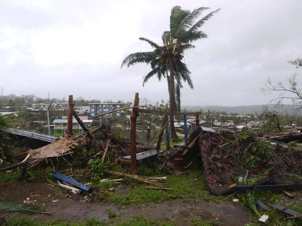 Vanuatu yang dilanda topan kesulitan menilai skala kerusakan dan kematian ketika bantuan mulai mengalir