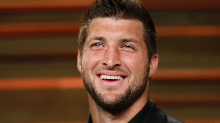 Tim Tebow Helps Passengers During On-Flight Medical Emergency