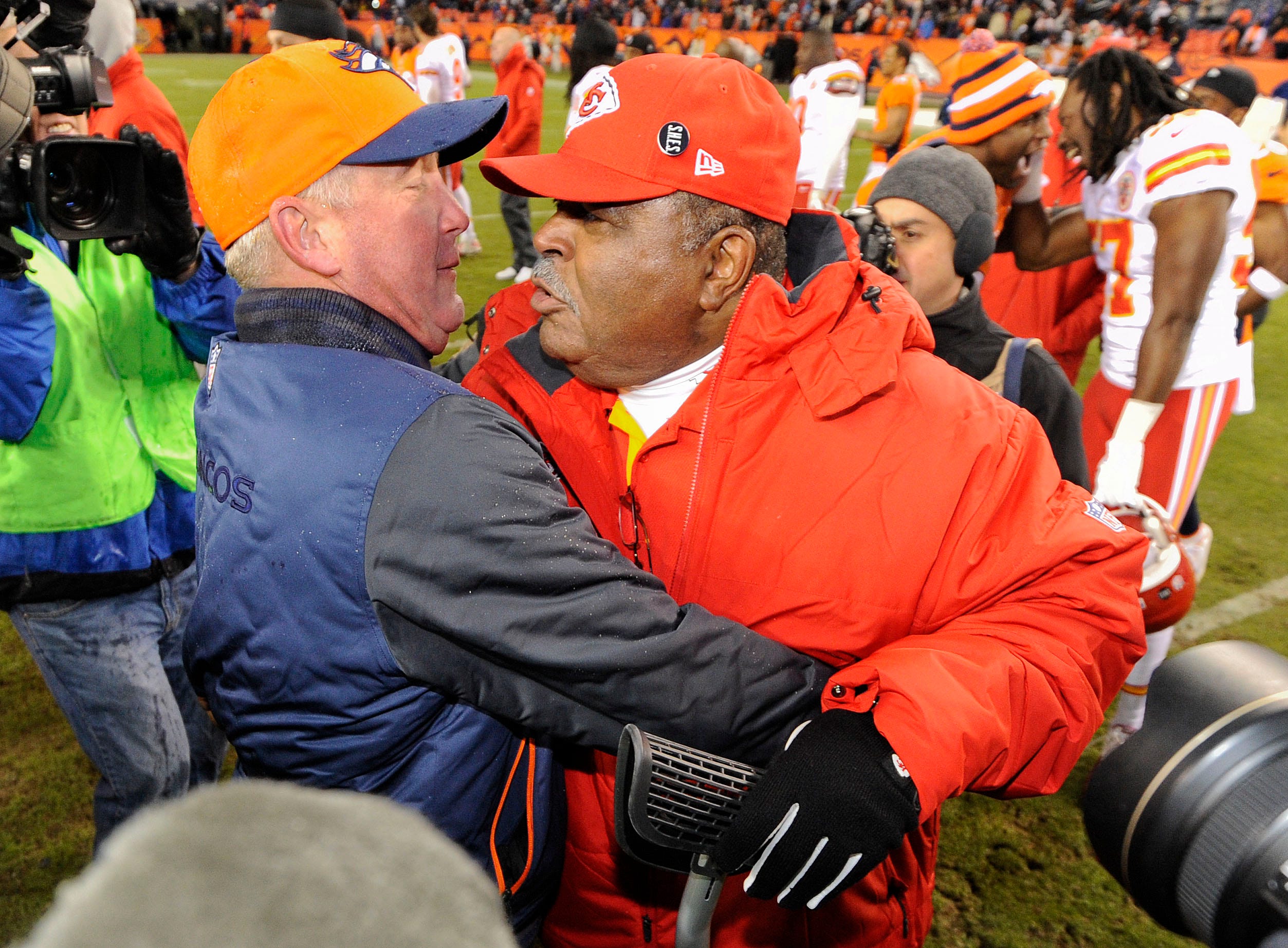 Chiefs' Romeo Crennel fires himself  as team's defensive coordinator