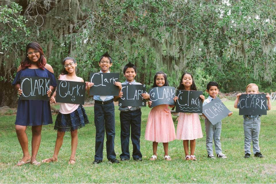 Pasangan Georgia mengadopsi 7 saudara kandung yang menghabiskan bertahun-tahun di panti asuhan