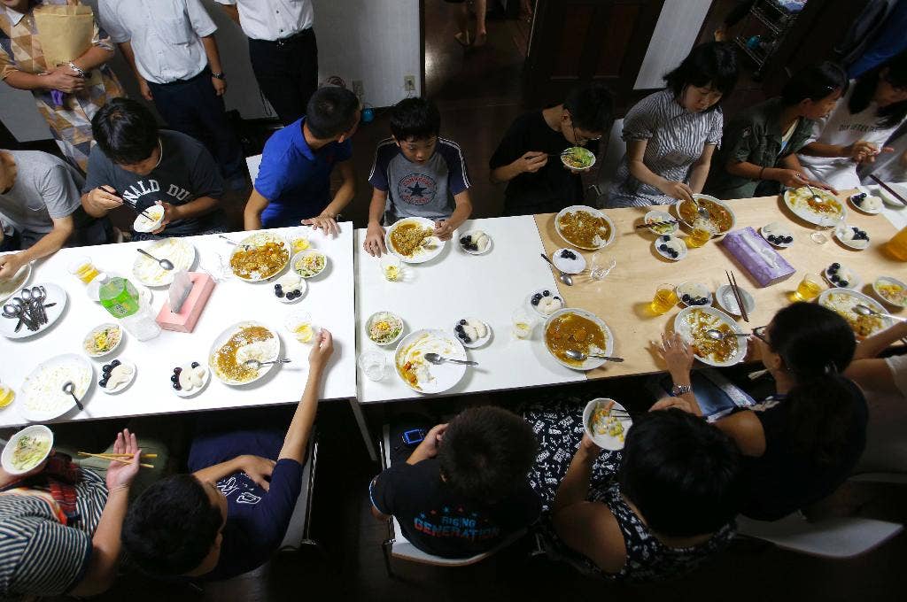 ‘Kafetaria anak-anak’ memerangi kemiskinan dan penelantaran di Jepang