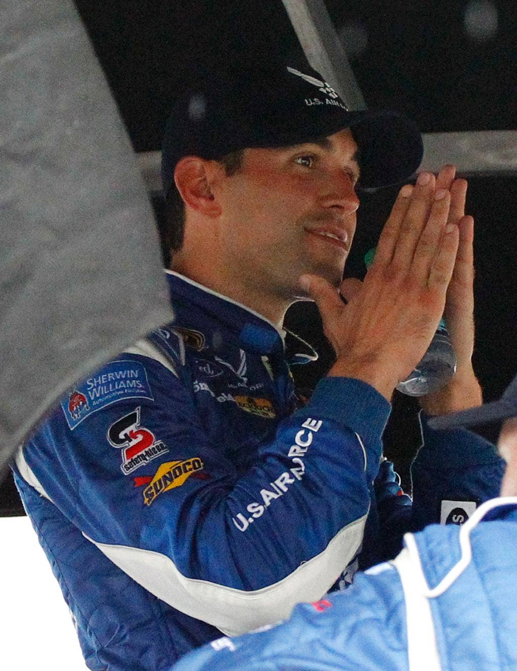 Aric Almirola memenangkan perlombaan Daytona yang dipersingkat hujan, menggantikan petty no. 43 kembali ke Victory Lane