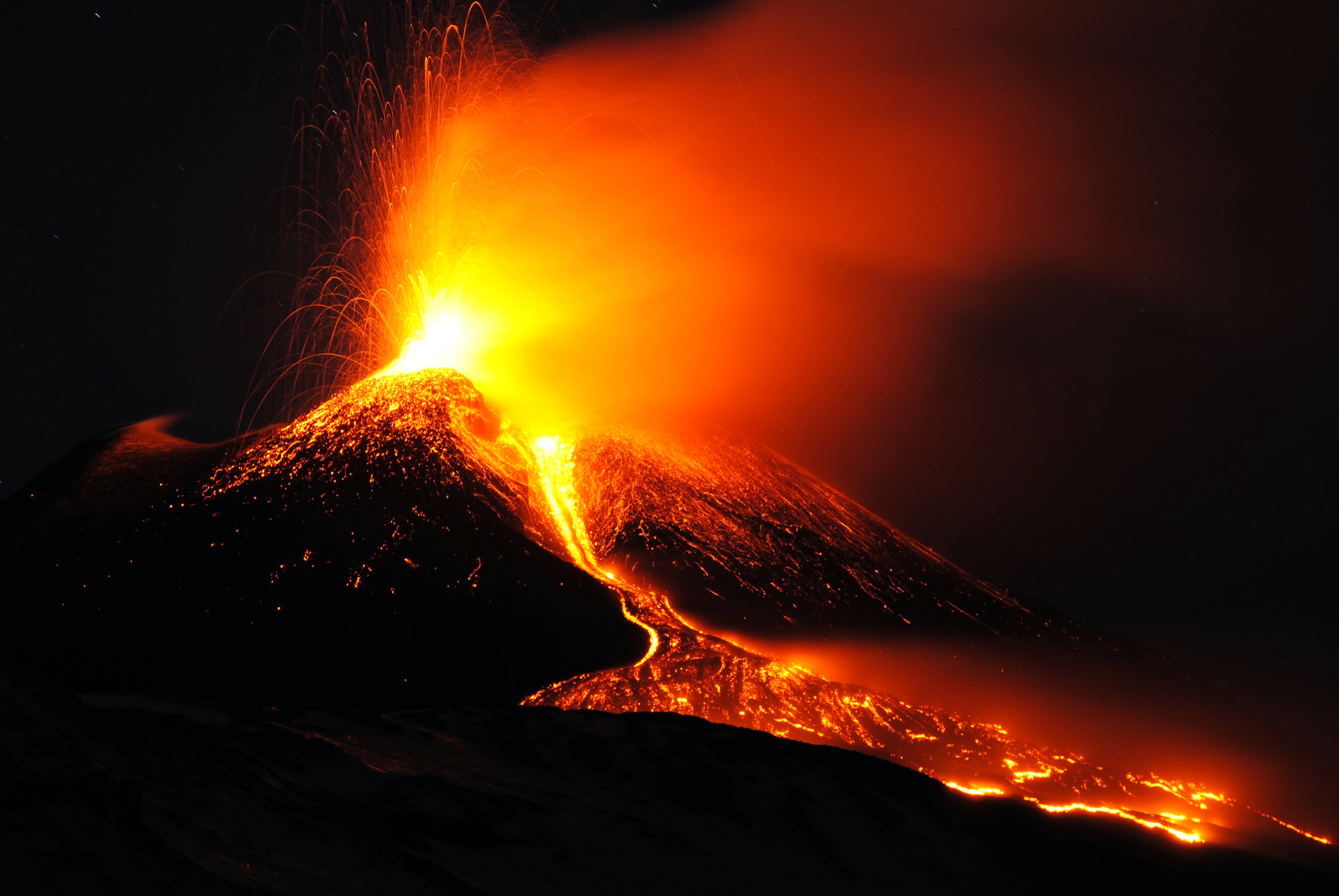 Вулканы и вулканические извержения. Лава вулкана Этна. Жерло вулкана Этна. Извержение вулкана лава. Вулкан Этна и вулкан вулкан.