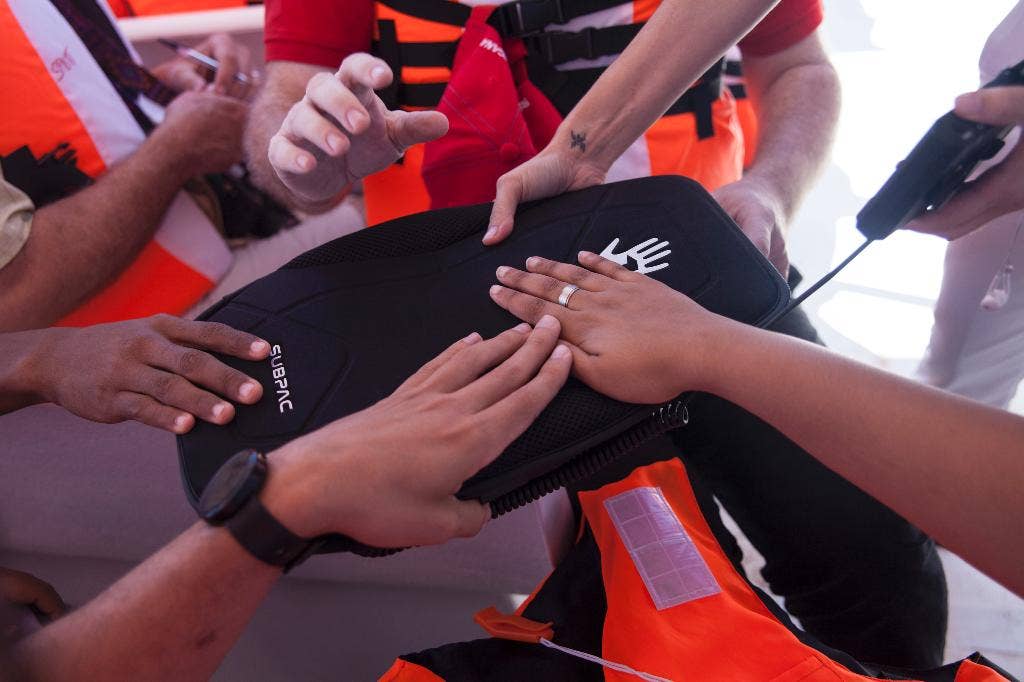 Ransel berteknologi tinggi dunia paus terbuka untuk siswa tuli