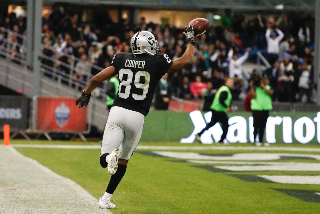 Carr membantu Raiders melewati Texas 27-20 di Mexico City