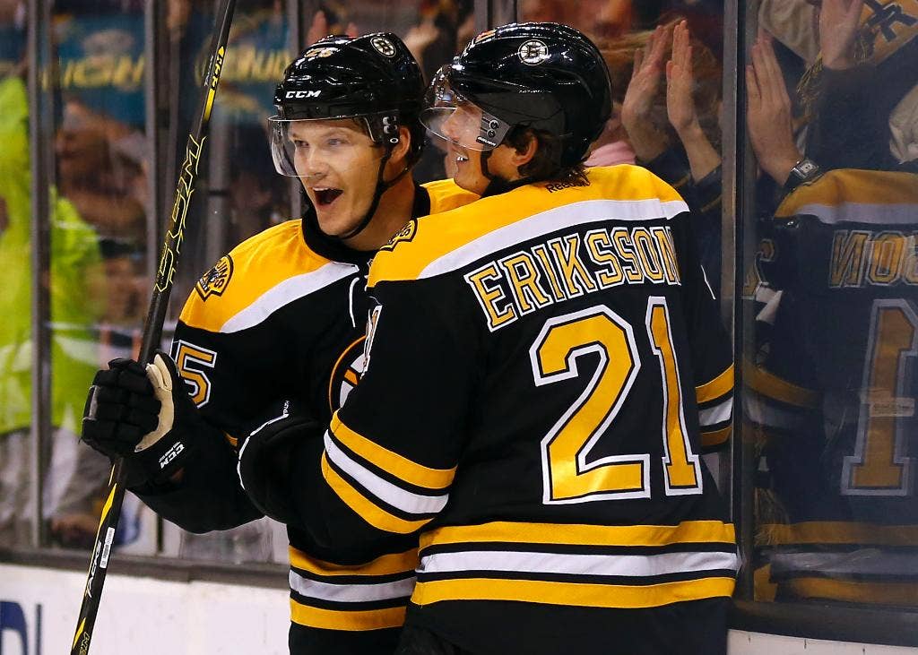 Tambahan Akhir Matt Fraser mencetak dua gol untuk Bruins dalam kemenangan 4-2 atas Senator