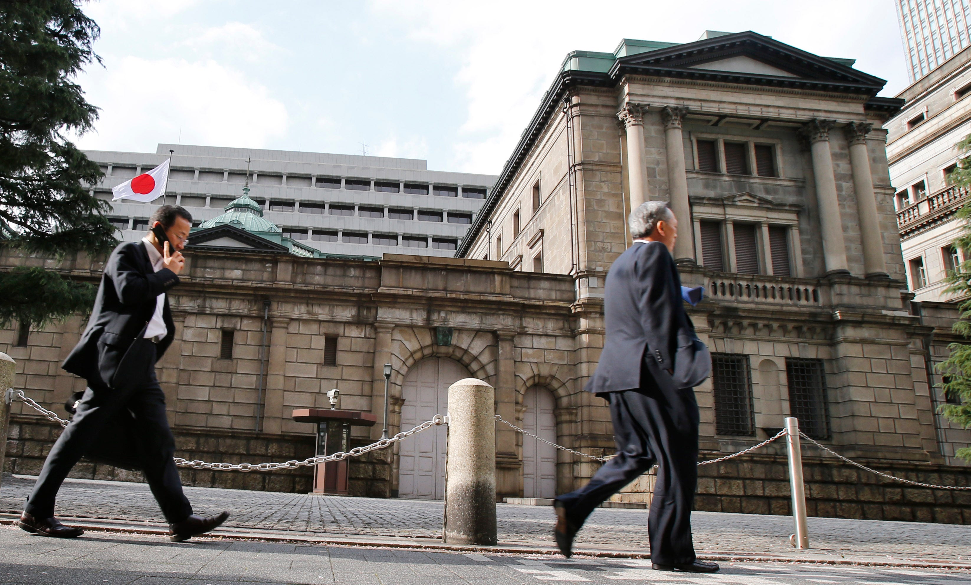 Bank sentral Jepang akan memperluas jumlah uang beredar secara besar-besaran untuk menghidupkan kembali perekonomian yang stagnan