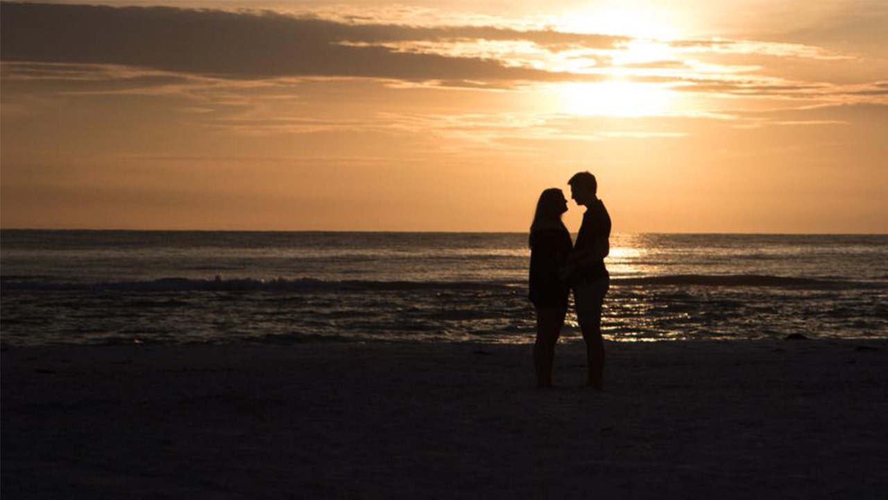 Photographer tracks down mystery couple after capturing their proposal ...