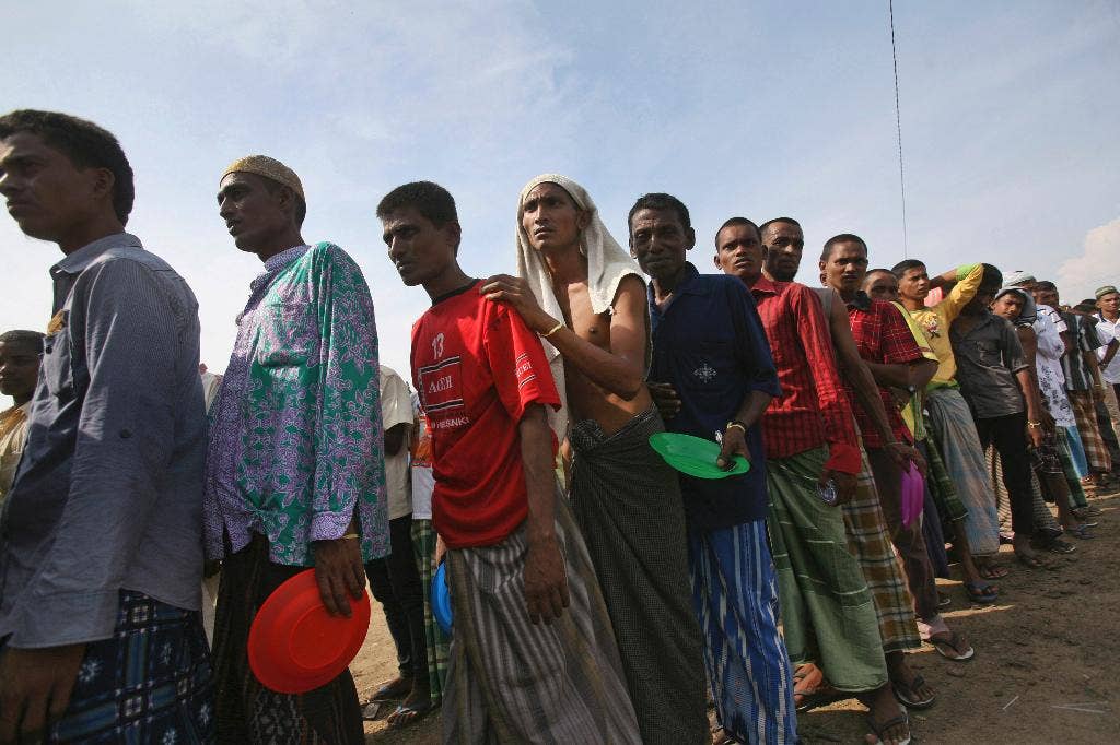 Malaysia berpaling 2 kapal dengan lebih dari 800 Rohingya, migran Bangladesh