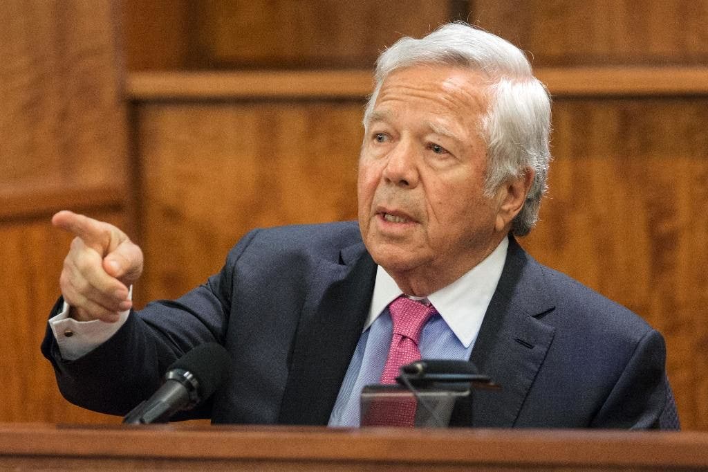 Pemilik Patriots Robert Kraft bersaksi bahwa Aaron Hernandez mengatakan kepadanya bahwa dia tidak bersalah