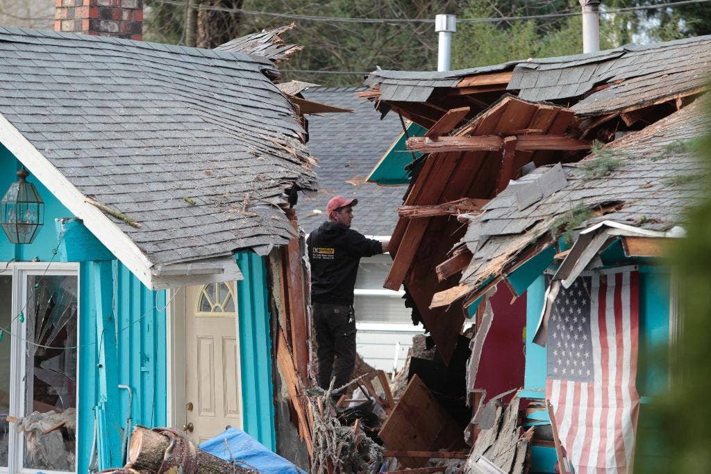 Badai Dramatis yang Menewaskan 2 Wanita Tersebar di Pacific Northwest