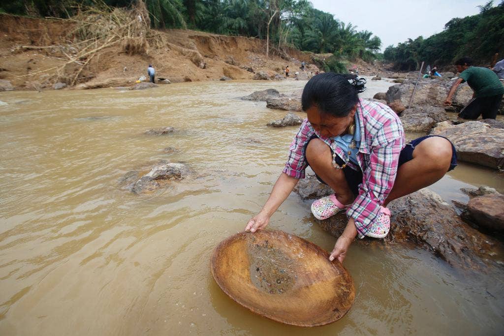 Para petani yang dilanda banjir di Thailand menemukan sisi positifnya