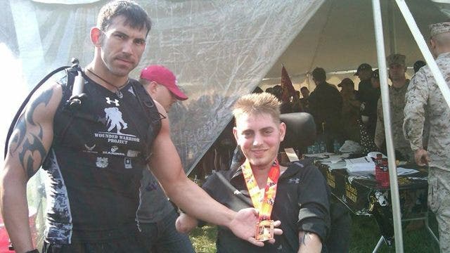 Marinir berlari maraton dengan masker gas untuk meningkatkan kesadaran bagi para veteran penyandang cacat