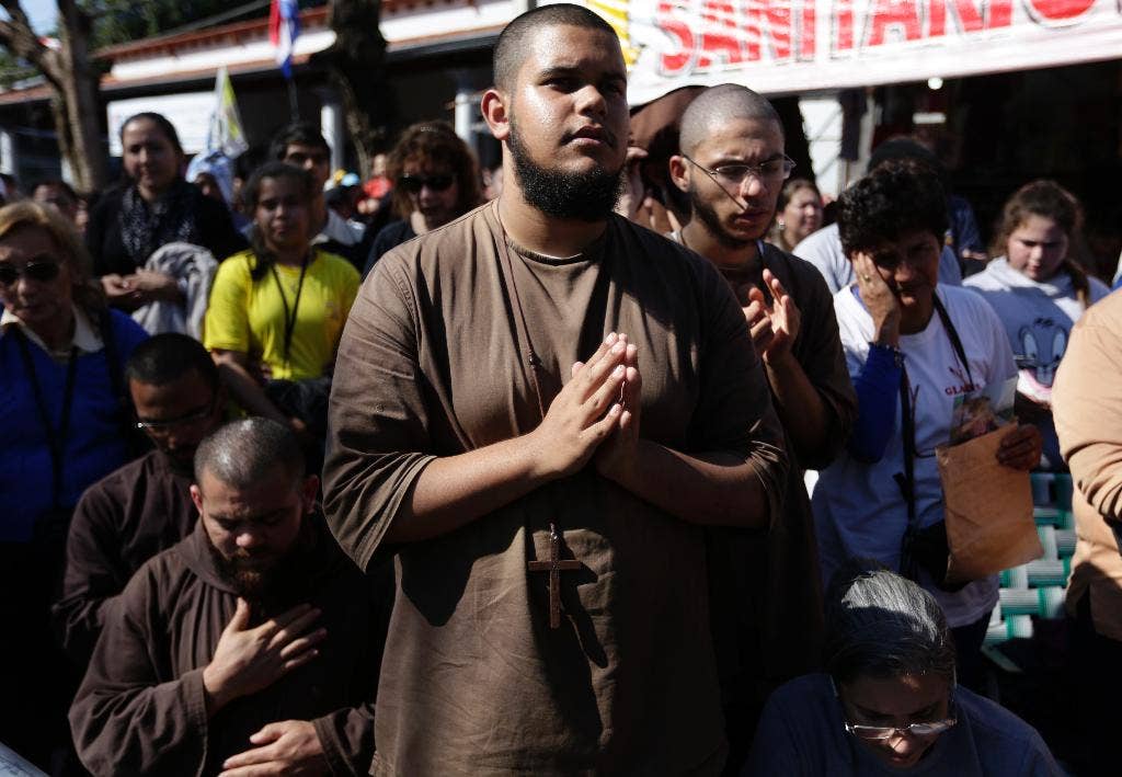 Paus menyeimbangkan permintaan maaf kepada masyarakat adat atas pelanggaran kolonial dengan pujian terhadap misi Jesuit