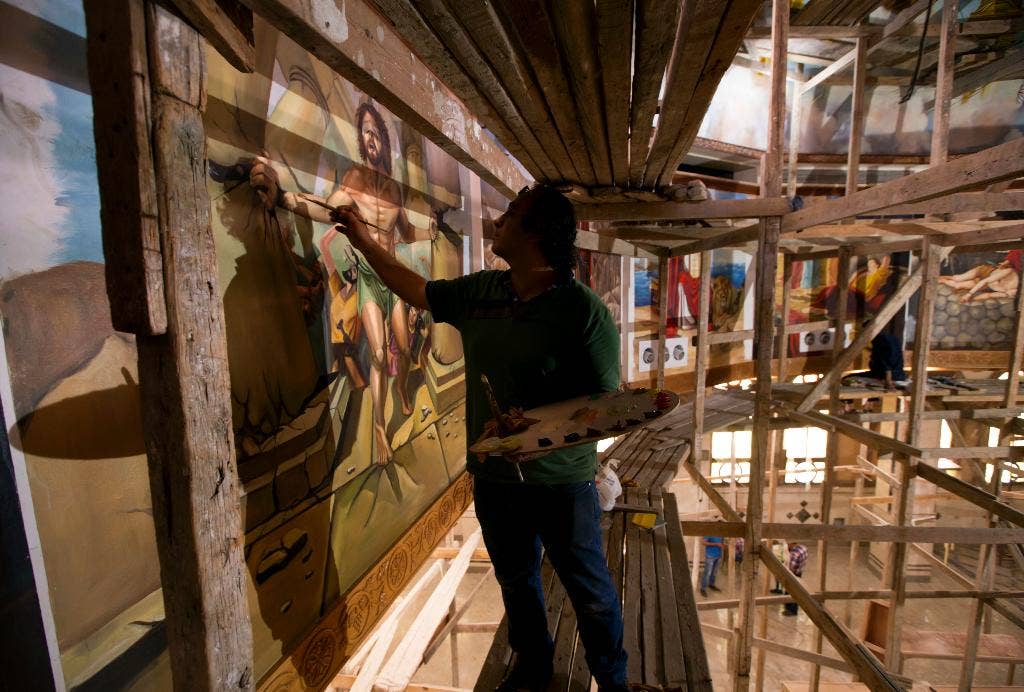 Seniman Mesir melukis mural gereja, tidak puas dengan serangan