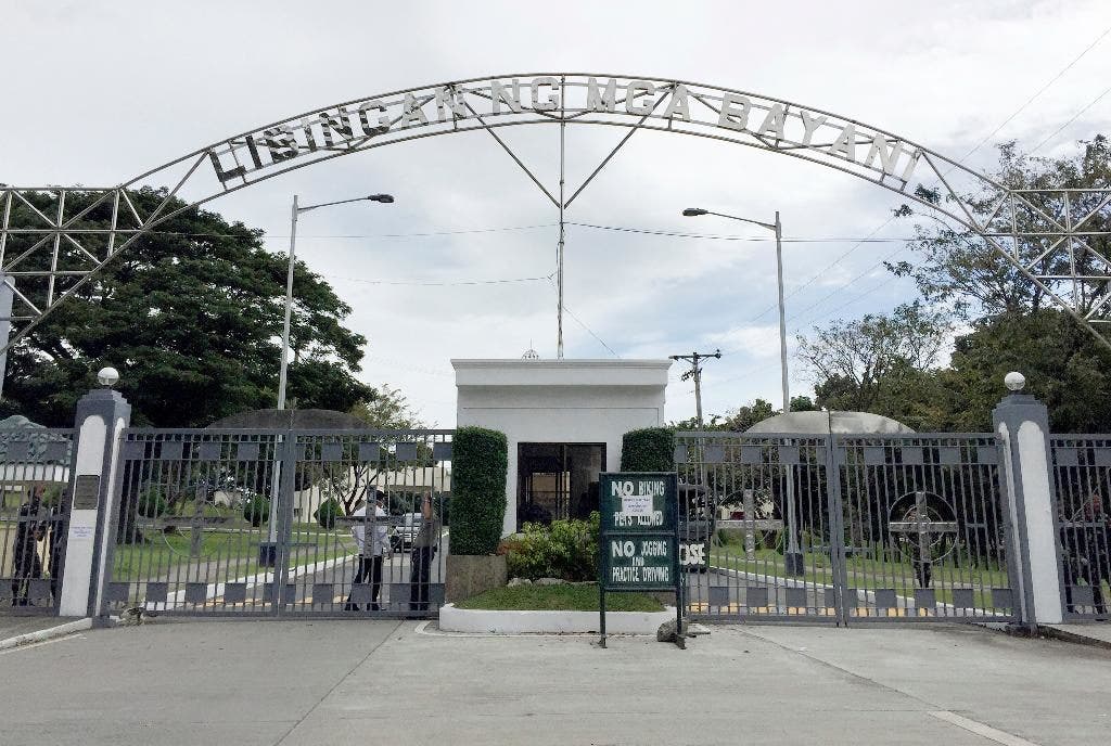 Terlepas dari protes, Marcos dimakamkan di pemakaman Heroes