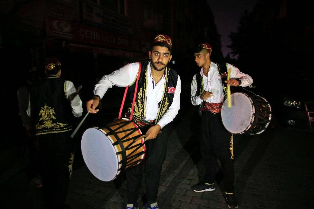 Di Istanbul, para penabuh genderang tetap menghidupkan tradisi lama Ramadhan