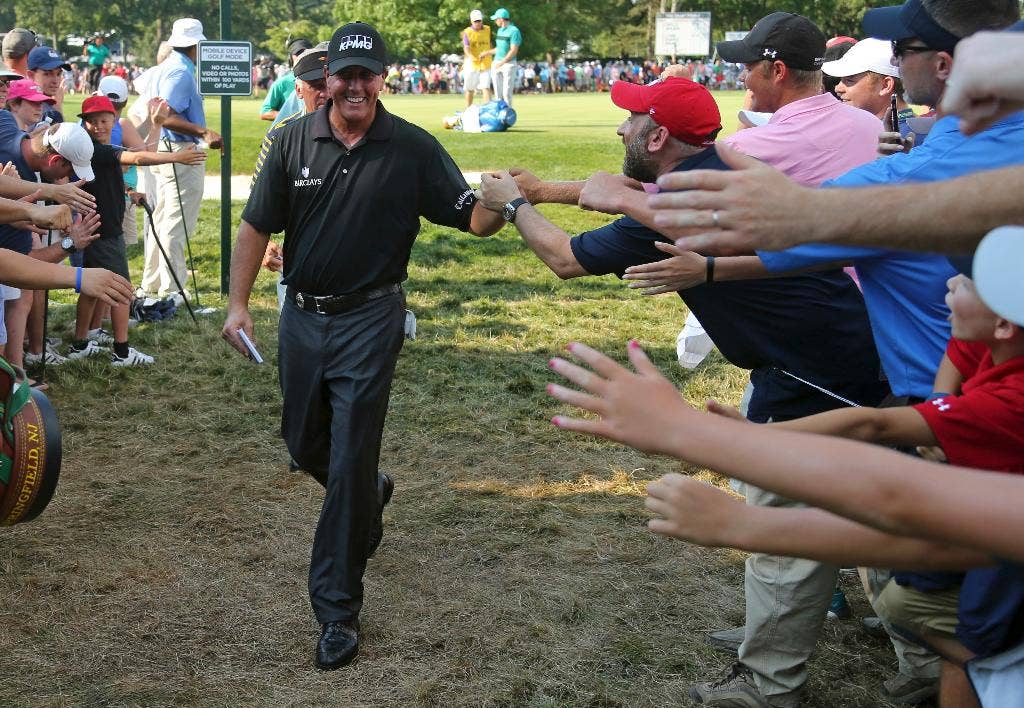 Mickelson lolos, McIlroy Bogeys 18 ke Miss