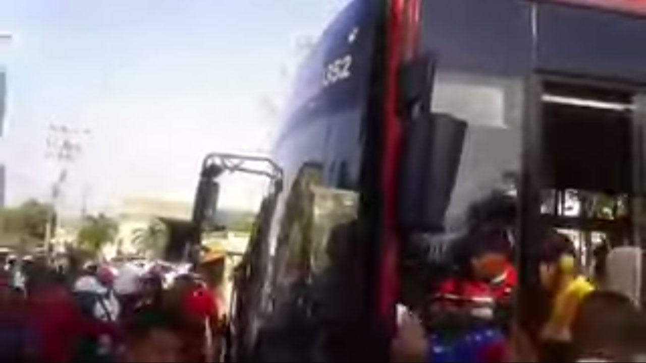 Woman who flung a mango at Venezuelan president Maduro gets reward(02)