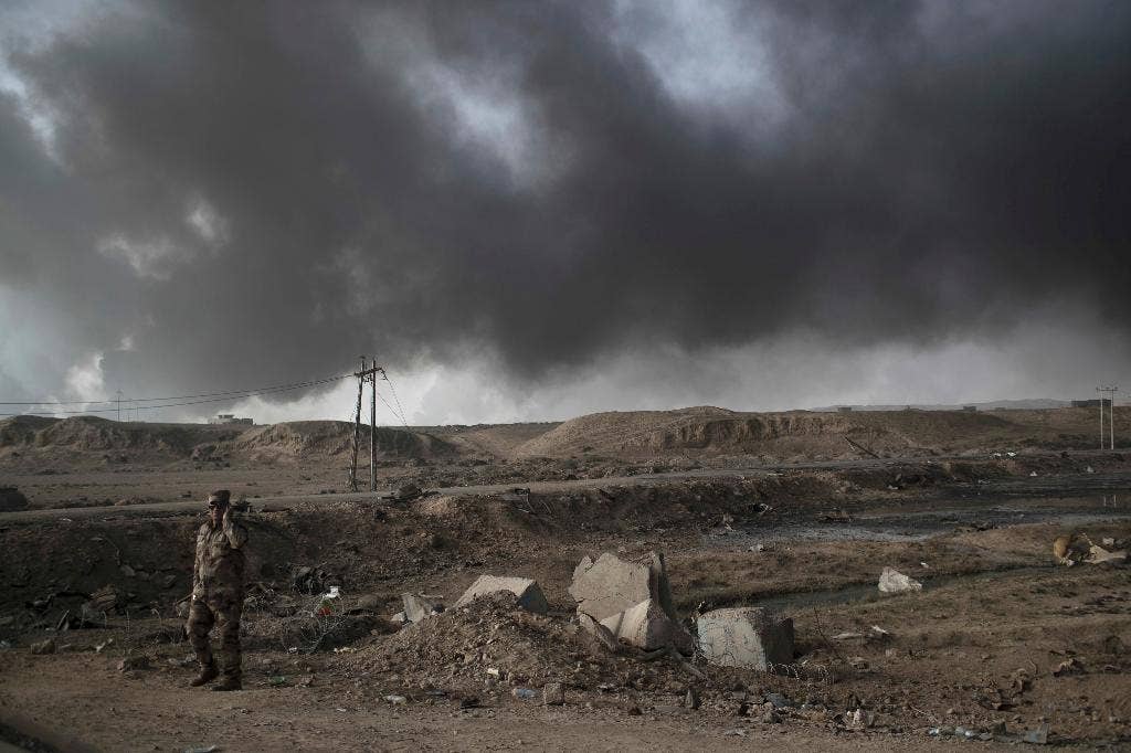 Iraqi forces pause at edge of Mosul, weather cuts visibility | Fox News