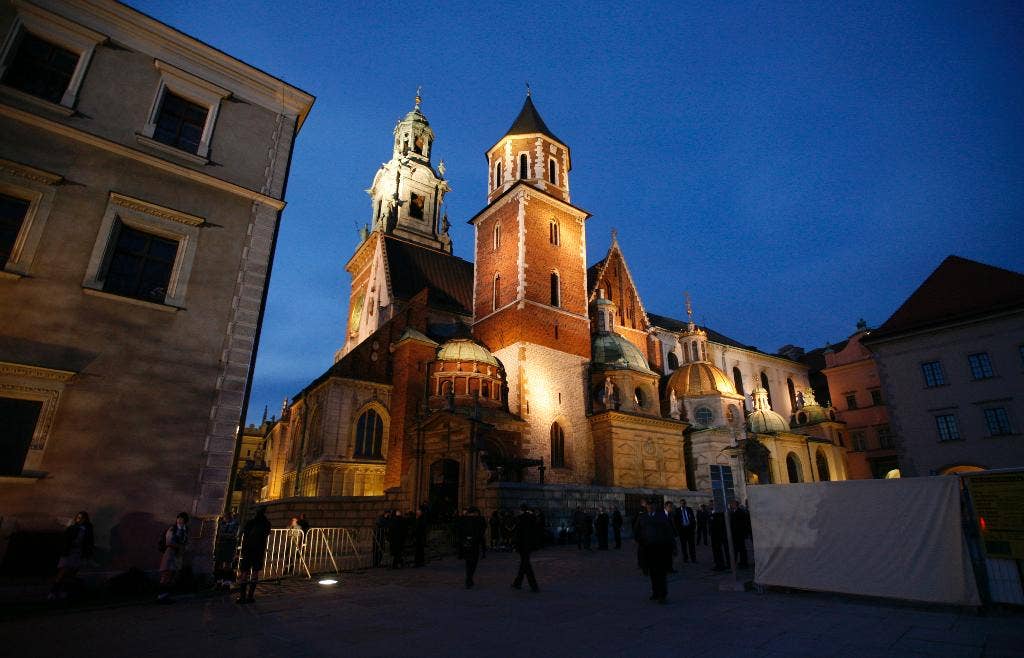 Kastil dan kamp kematian: Tempat-tempat yang akan dilihat Paus di Polandia