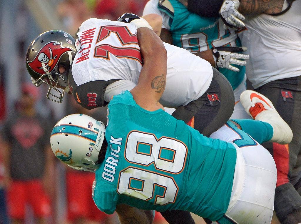 Fumble oleh pendatang baru Mike Evans mahal dalam kekalahan 20-14 Buccaneers dari Lumba-lumba