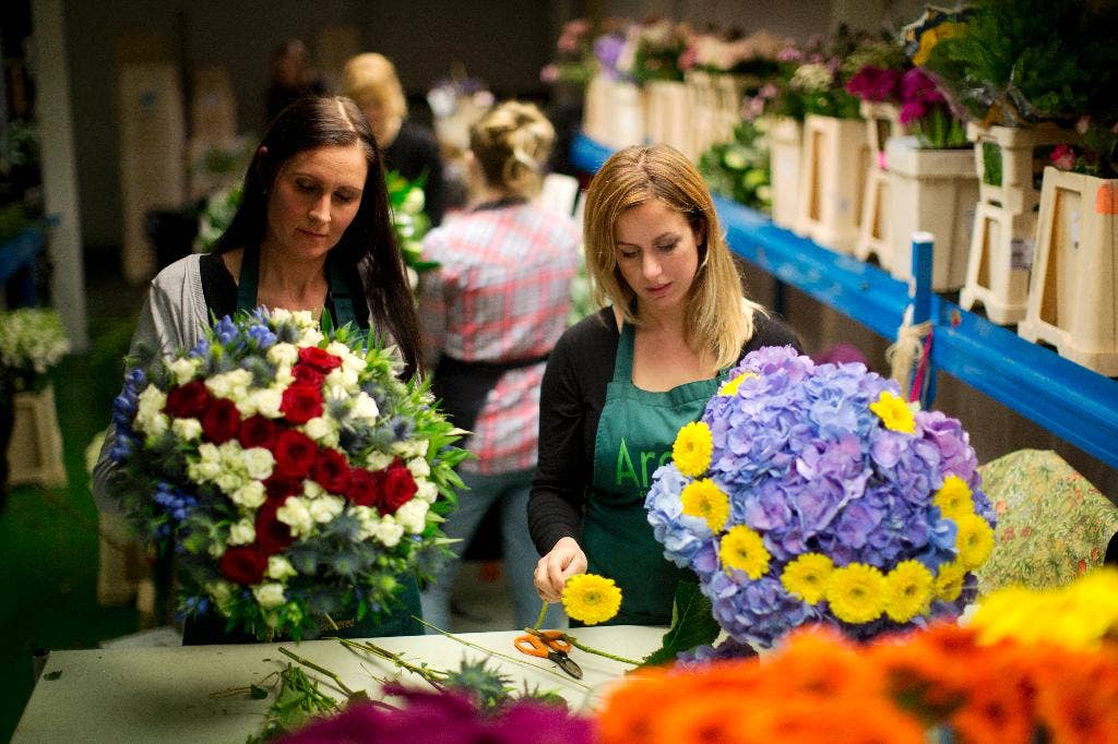 Cameron dari Inggris mengatakan meninggalkan Uni Eropa akan menjadi ‘harm diri ekonomi’