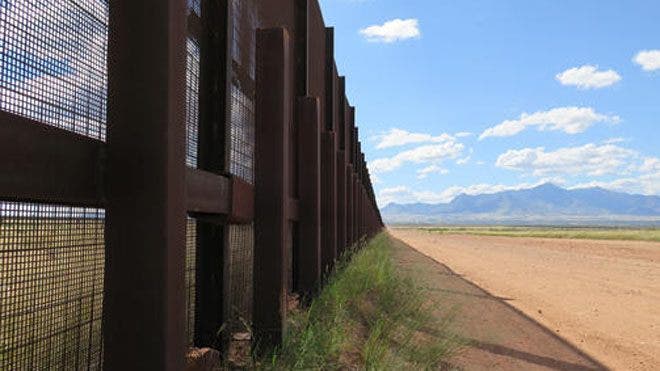 Graffiti en el muro fronterizo de universidades republicanas genera controversia en los campus de Minnesota