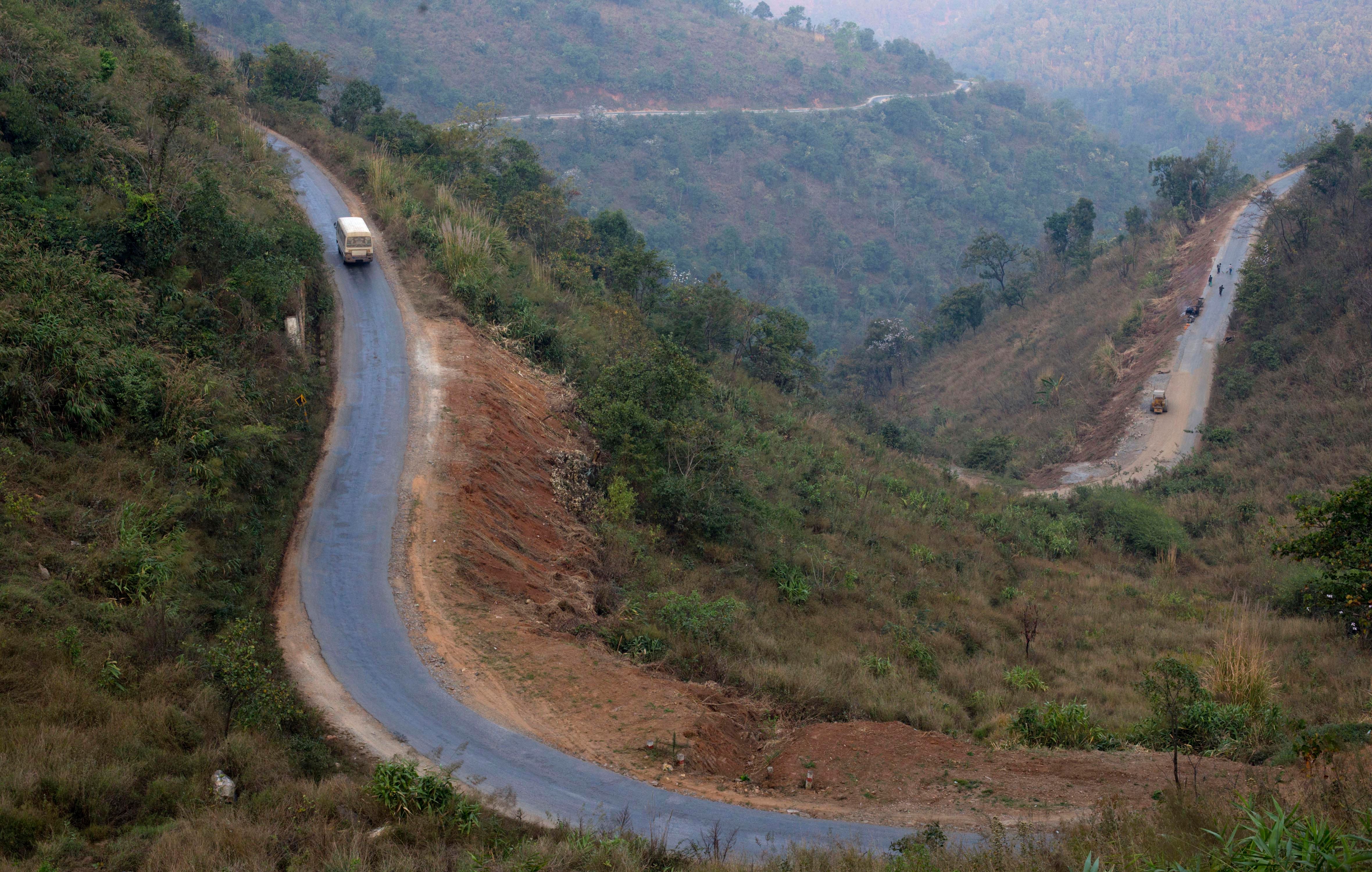 Di Myanmar, jalan beraspal menawarkan harapan bagi negara dan wilayah yang dilanda perang