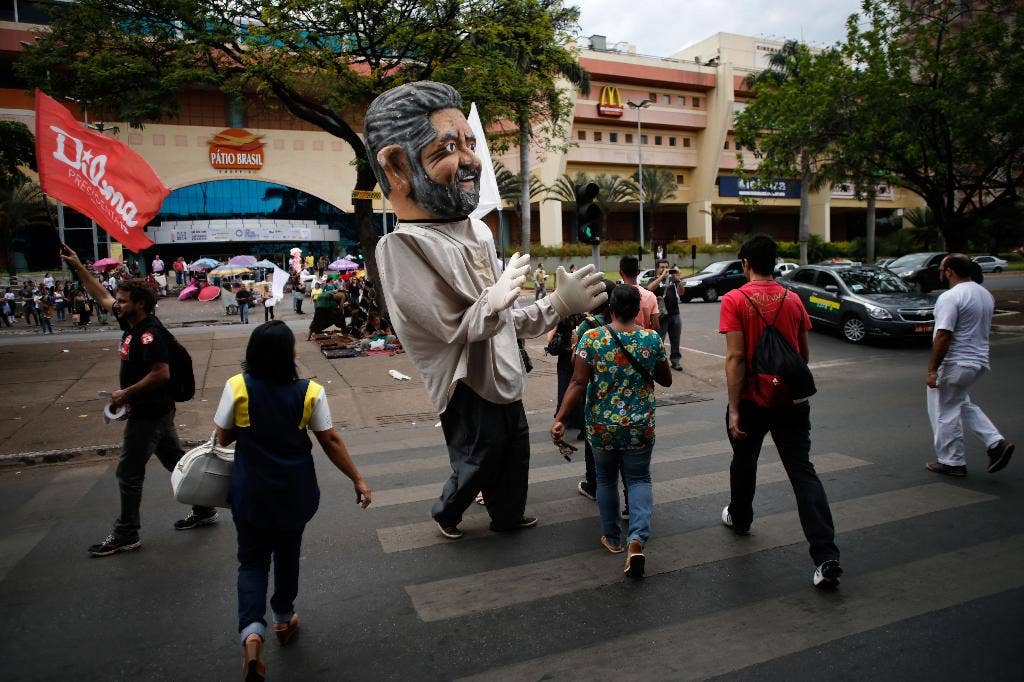 Pemilu Brasil mempertemukan ‘hantu masa lalu’ dengan ‘monster masa kini’ saat presiden memimpin pemilu
