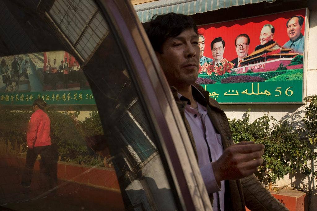Para pengamat meragukan klaim Tiongkok bahwa kelompok teroris internasional terlibat dalam serangan pisau massal