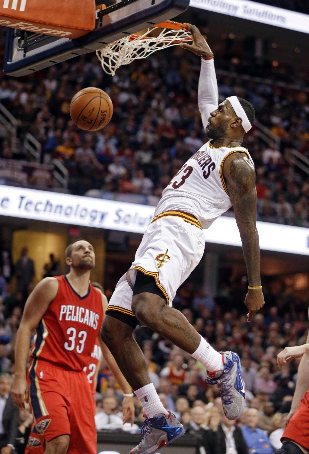 LeBron James mencetak tiga double, Kyrie Irving mencetak 32 dalam kemenangan 118-111 Cavs atas Pelikan
